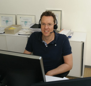 Prof. Dr. Büttner in seinem Büro an der FOM München