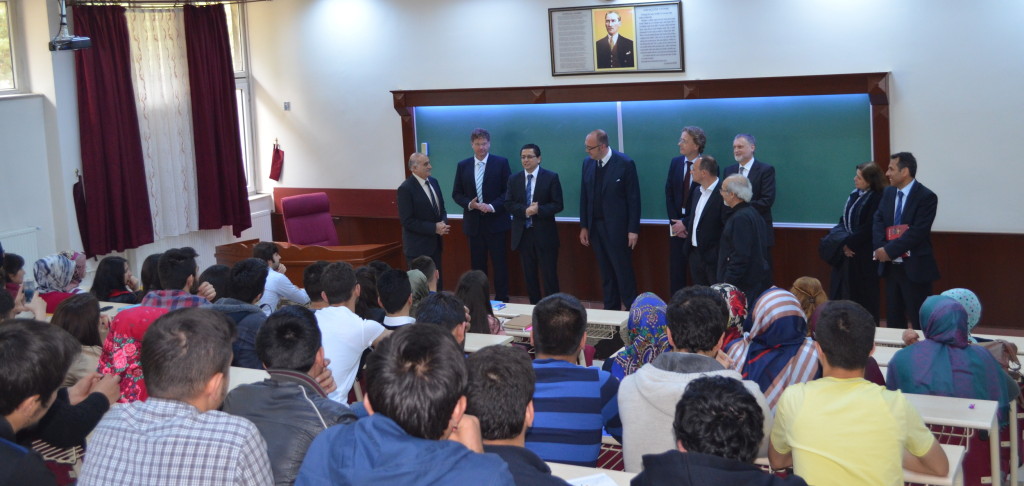 Die FOM Delegation präsentiert das E2E-Projekt an der Wirtschaftswissenschaftlichen Fakultät der Atatürk Universität in Erzurum.