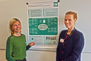 Prof. Dr. Seng und Lana Kohnen (r.) mit ihrem Poster