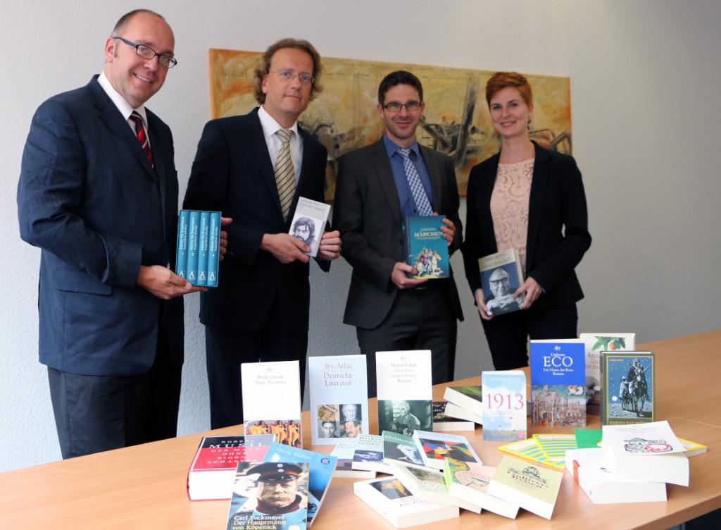 Prof. Dr. Thomas Heupel, Christoph Hohoff (Bereichsleitung Support Forschung), Gerrit Landherr und Juliane Veit (beide aus dem Bereich Support Forschung) (v.l.) mit der Bücherspende