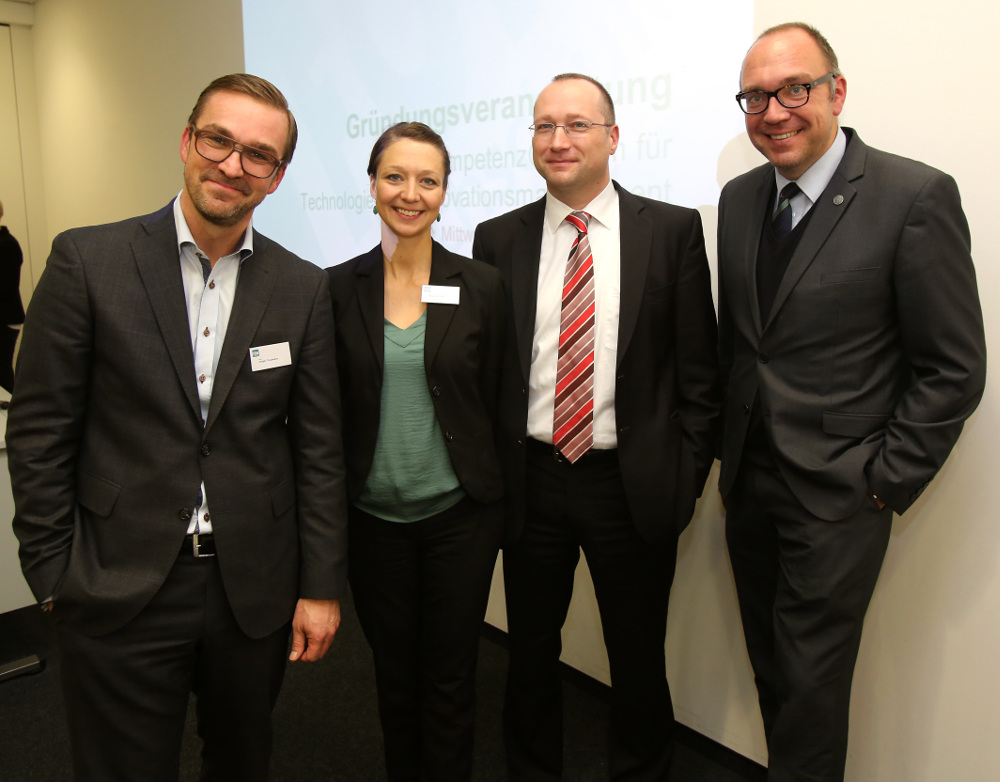 Holger Trautmann, Gründer und Geschäftsführer der Blue Ocean Strategy Partners GmbH, Melanie Tondera, Geschäftsleiterin der FOM Hochschule in Stuttgart, Prof. Dr. Thomas Abele, wissenschaftlicher Leiter des KompetenzCentrums für Technologie- & Innovationsmanagement, Prof. Dr. Thomas Heupel, Prorektor für Forschung an der FOM Hochschule (v.l., Foto: FOM/ Wilhelm Mierendorf).