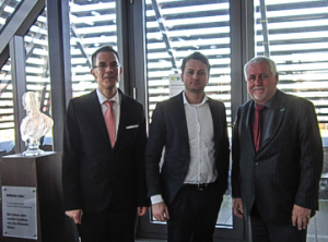 Prof. Dr. David Matusiewicz (Mitte) zusammen mit Prof. Dr. Jürgen Zerth (Vizepräsident der Wilhelm Löhe Hochschule, links) und dem Vorstand der Novitas BKK, Reiner Geisler (Foto: Wilhelm Löhe Hochschule).