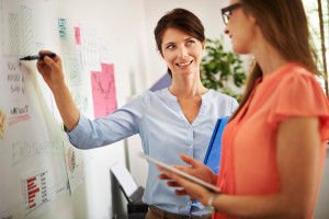 Gemeinsam an der Unternehmensmission arbeiten (Foto: Gpoint Studio, Thinkstock)