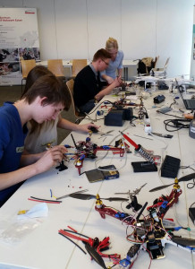 Drohnenbau beim zdi Feriencamp 2015 (Foto: Tom Schulte)