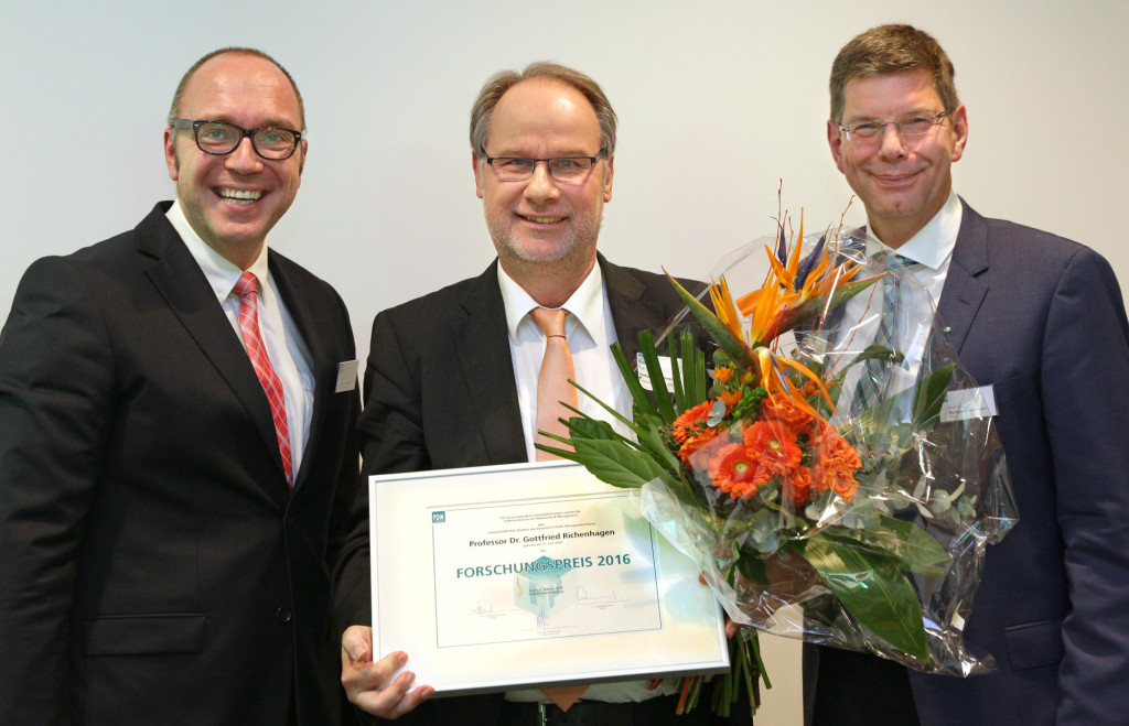 FOM Forschungspreisträger 2016: Prof. Dr. Gottfried Richenhagen mit Prof. Dr. Burghard Hermeier (Rektor, l.) und Prof. Dr. Thomas Heupel (Prorektor Forschung, r.) (Foto: Tom Schulte) 