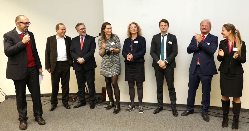 Prof. Dr. Thomas Heupel mit den Teilnehmerinnen und Teilnehmern des 1. FOM Science Slam: Dr. Harald Beschorner, Prof. Dr. Stefan Heinemann, Helena Maria Lischka, Prof. Dr. Friederike Müller-Friemauth, Prof. Dr. David Matusiewicz, Prof. Dr.-Ing. Jochen Remmel und Prof. Dr. Julia Naskrent (v.l., Foto: Tom Schulte)