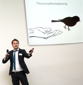 Ironisches zum Thema Personalfreisetzung: Prof. Dr. Matusiewicz in Aktion (Foto: Tom Schulte)