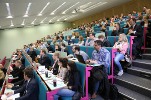 Voller Hörsaal beim Master-Forschungsforum 2016 (Foto: Tom Schulte)