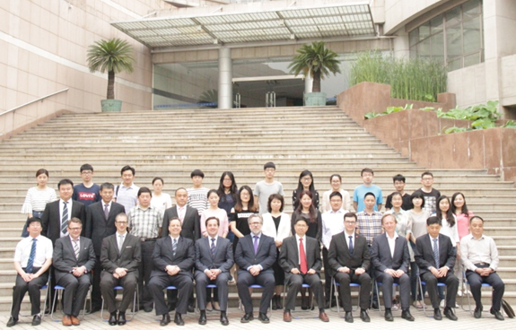 Prof. Shengwei Chen (SDAU), Dr. Hartmut-Heinrich Meyer (FOM), Prof. Andree Elsner (FOM), Prof. Andreas Oberheitmann (FOM), Tim Wenniges (KAS), Prof. Stefan Heinemann (FOM), Prof. Xiansheng Zhang (Vize Rektor SDAU), Dr. Kai Pauling (FOM), Dr. Michael Rothgang (RWI), Prof. Hai Lin (SDAU), Prof. Xin Luo (SDAU)