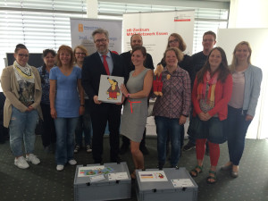  Die Erzieherinnen und Erzieher der zehn Kindertagesstätten des Essener Kinderschutzbundes mit MINT-Botschafter Björn Schäfer (2.v.r.), Claudia Bremer von 3malE (r.) und zdi-Repräsentant Prof. Dr. Stefan Heinemann (5.v.l.)