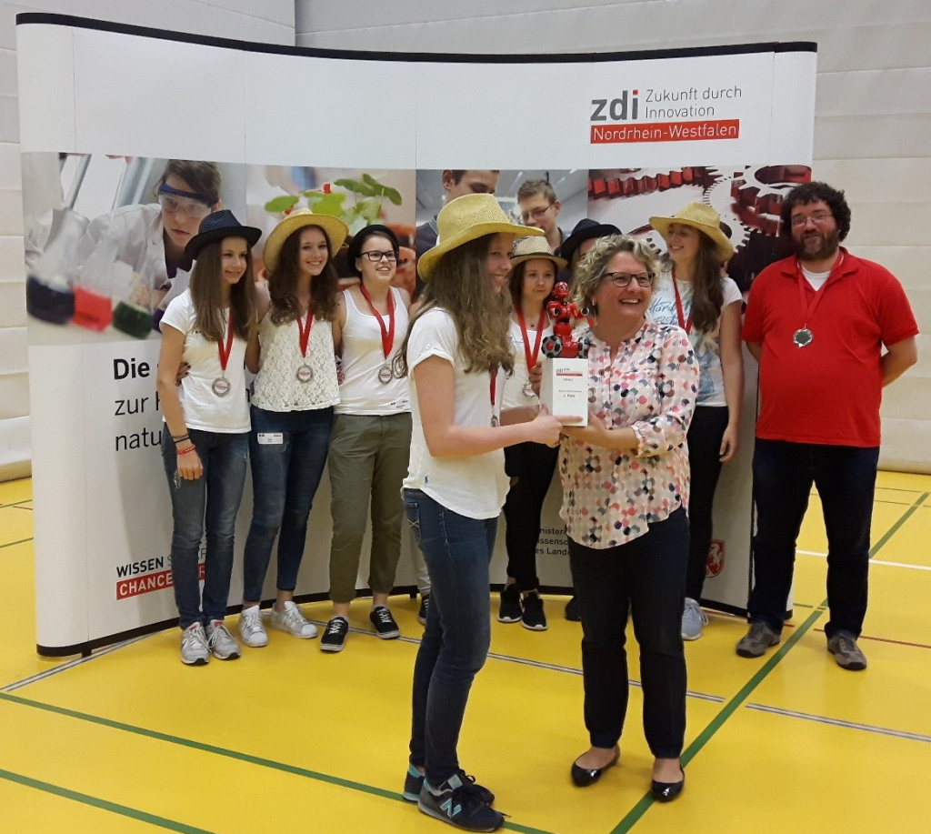 Siegerehrung durch Wissenschaftsministerin Svenja Schulze: Das Team „Hut ab!“ des B.M.V.-Gymnasiums überzeugte in der Kategorie Robot-Performance (Foto: zdi).