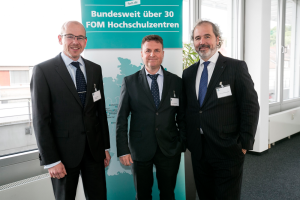 (v.l.n.r.) Prof. Dr. Marcus Klosterberg, Prof. Dr. Julius Reiter, Prof. Dr. Wolfgang Kuhn (Foto: FOM/ Wilhelm Mierendorf)