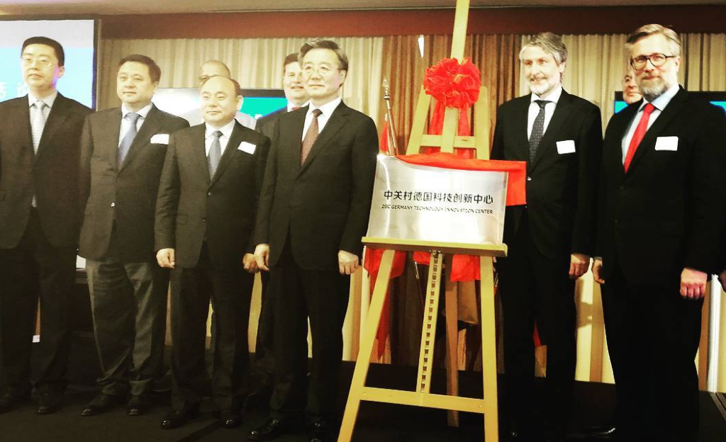 Prof. Dr. Stefan Heinemann (r.) zusammen mit Heidelbergs Bürgermeister Dr. Joachim Gerner (2.v.r.) und Pekings Vizebürgermeister Shixiang Li (3.v.r.) in Heidelberg 