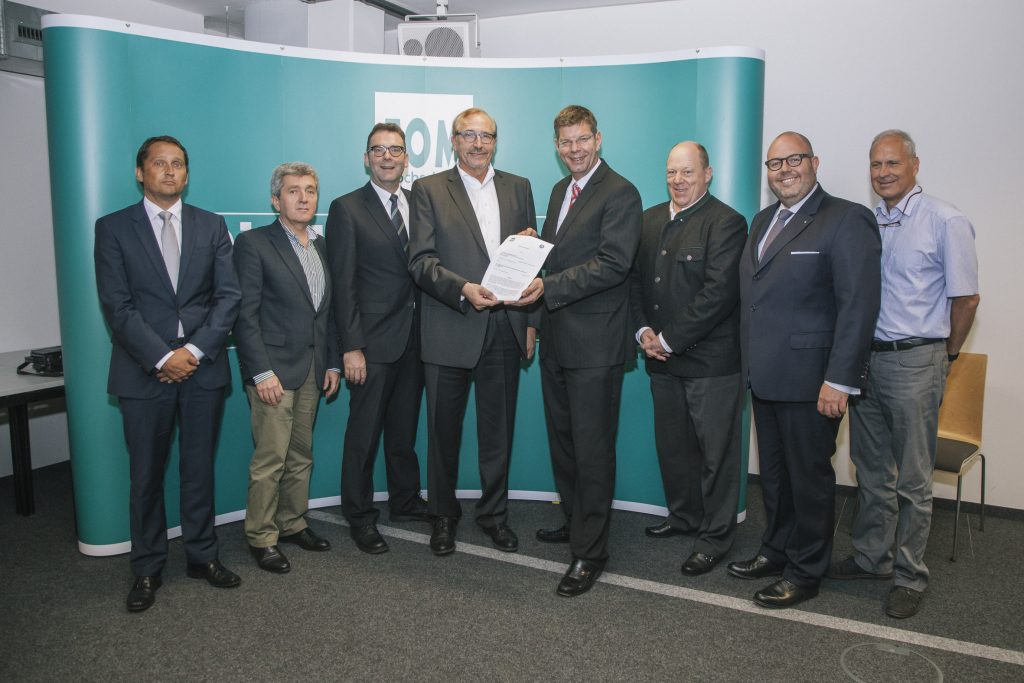 Thomas Schweigler (stellv. Geschäftsleitung FOM München), Prof. Dr. Thomas Städter (ifgs), Prof. Dr. Gerald Mann (wissenschaftliche Studienleitung FOM München), Dr. med. Siegfried Jedamzik, Prof. Dr. Burghard Hermeier, Prof. Dr. habil. Manfred Cassens, Oliver Dorn (Geschäftsleitung FOM München) und Prof. Dr. Klemens Waldhör (ifgs) (v.l.)