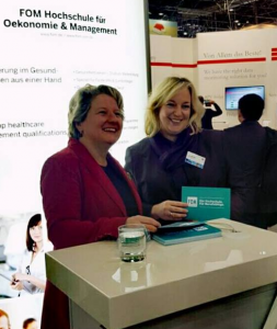 Ministerin Svenja Schulze (l.) mit Vanessa Schulz am FOM-Stand