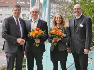 Die beiden wissenschaftlichen Leitenden des neuen KompetenzCentrums für Qualitative Forschung (v.l.n.r. FOM Rektor Prof. Dr. Burghard Hermeier, Prof. Dr. Gernot Schiefer, Prof. Dr. Ulrike Schwegler, Prof. Dr. Thomas Heupel; Foto: FOM/Tom Schulte)