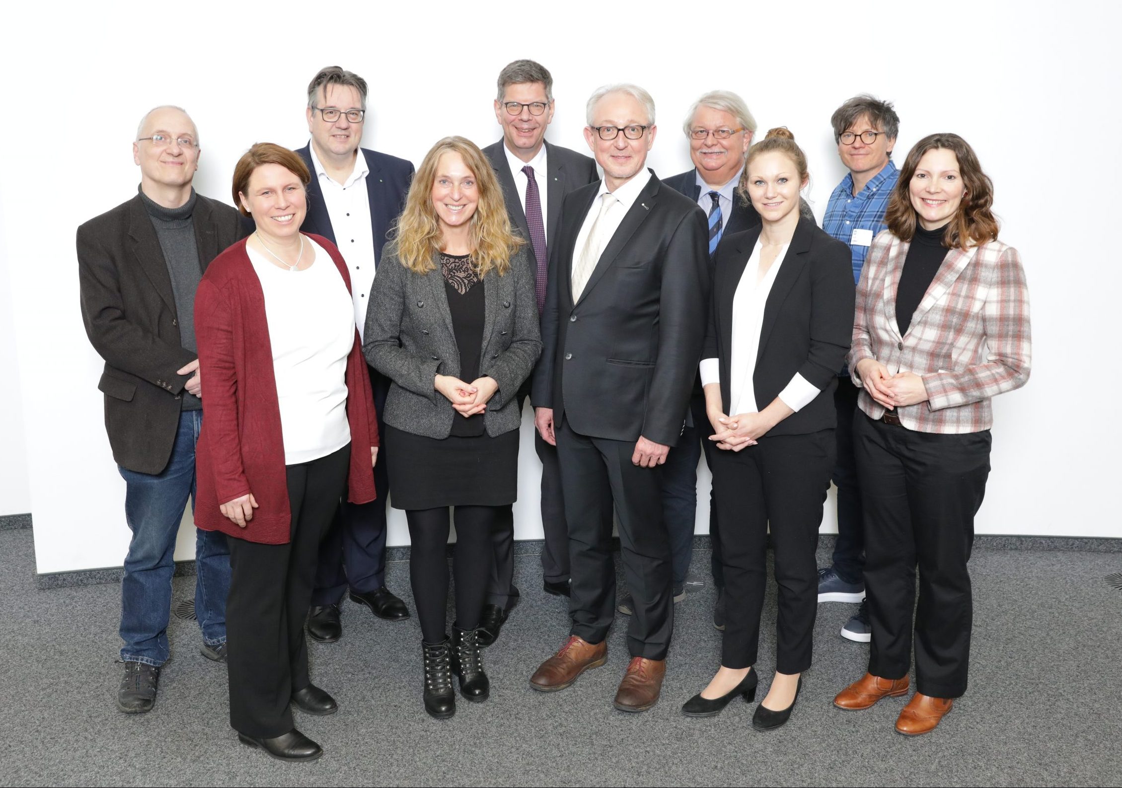 Die wissenschaftlichen Leitenden, kooptierten Wissenschaftlerinnen und Wissenschaftler sowie Research Fellows des KCQF mit FOM Rektor Prof. Dr. Burghard Hermeier (hintere Reihe, mittig; Foto: FOM/Tom Schulte)