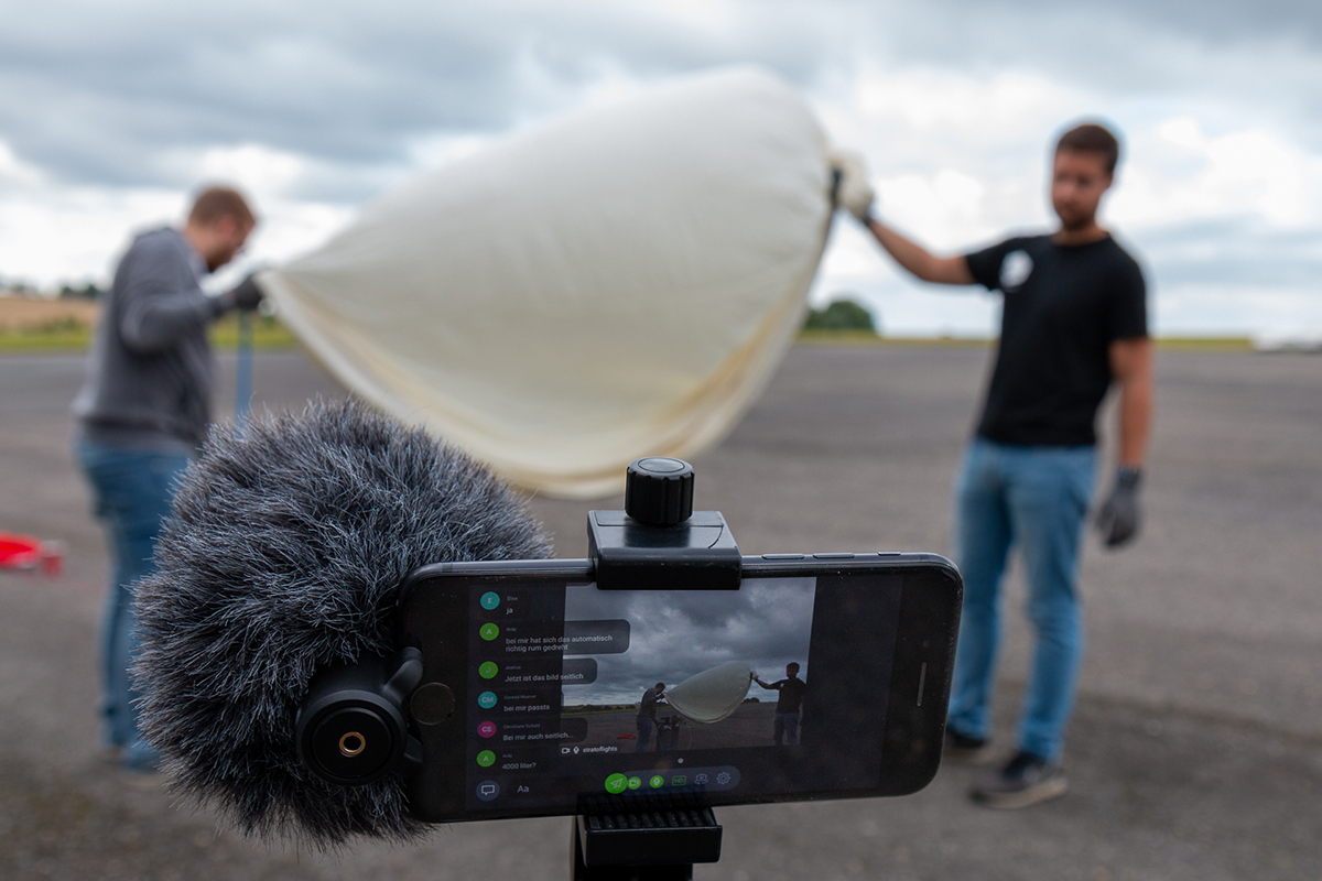 Die Teilnehmenden des Camps geben per Chat Anweisungen zu den Vorbereitungen für den Start der Sonde mit dem Wetterballon (Foto: FOM/Tim Stender)